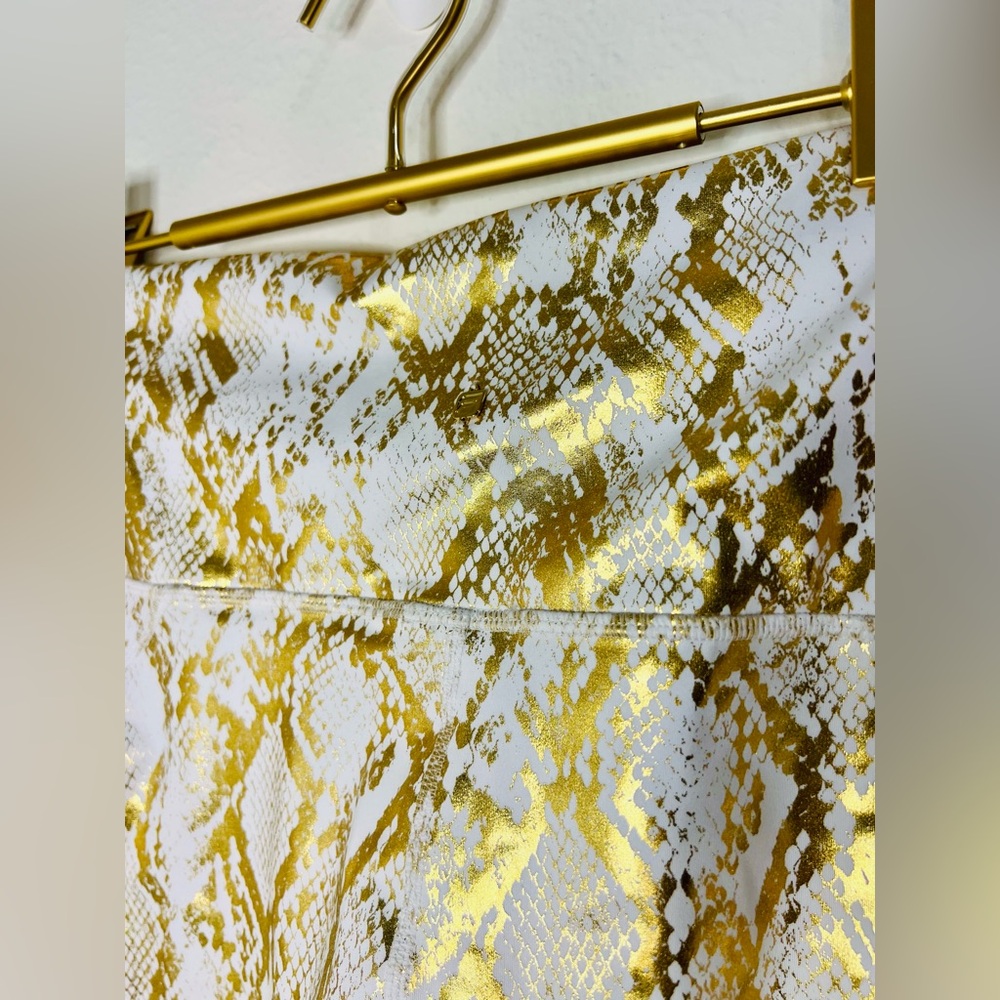 ๐ Fabletics High Waisted Foil Leggings Size 1X Copper Foil Snake - Picture 9 of 10